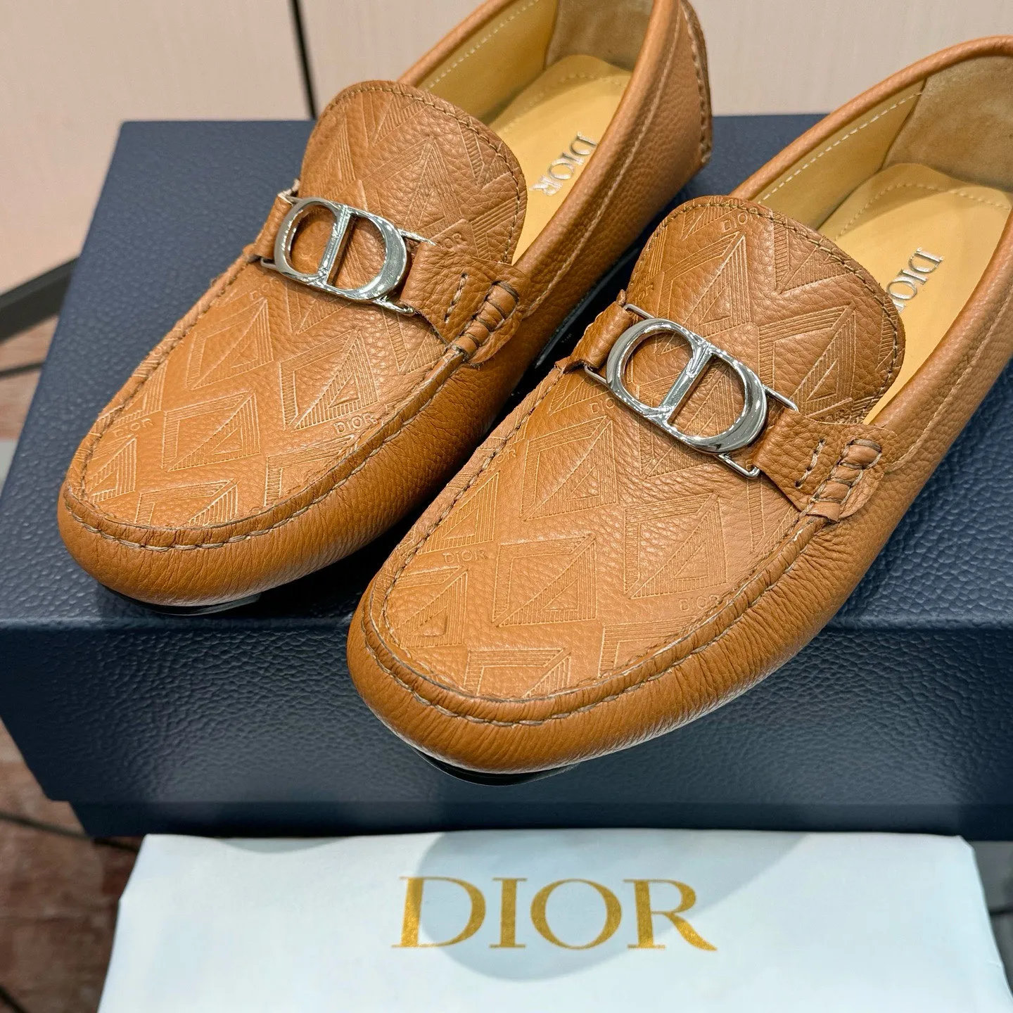 Men's shoes: 580💰 (Niu Li) (Dior Doudou shoes) Exclusive new model Official website new model The upper is made of high-quality imported calf, the color is delicate, and the flowing luxurious texture is tailor-made for exquisite men, creating a noble aura. Delicate and smooth lines. Cowhide lining. Size: 38-44, 45 customized. Outdoor driving shoes for experienced drivers🚗